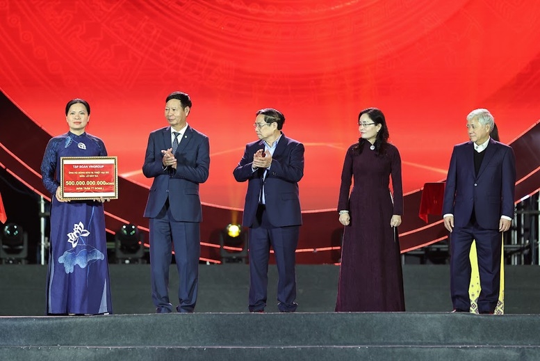 Các tập thể, doanh nghiệp trao tiền quyên góp ủng hộ đồng bào Miền Trung - Tây Nguyên bị thiệt hại do mưa lũ gây ra với tổng số tiền 540 tỷ đồng - Ảnh: VGP/Nhật Bắc