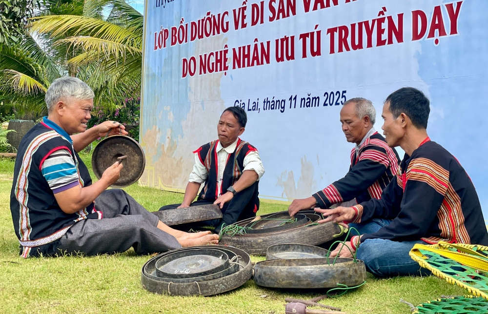 Nghệ nhân Ưu tú Đinh Dôch (xã Al Bá) truyền dạy kỹ thuật chỉnh chiêng cho các học viên