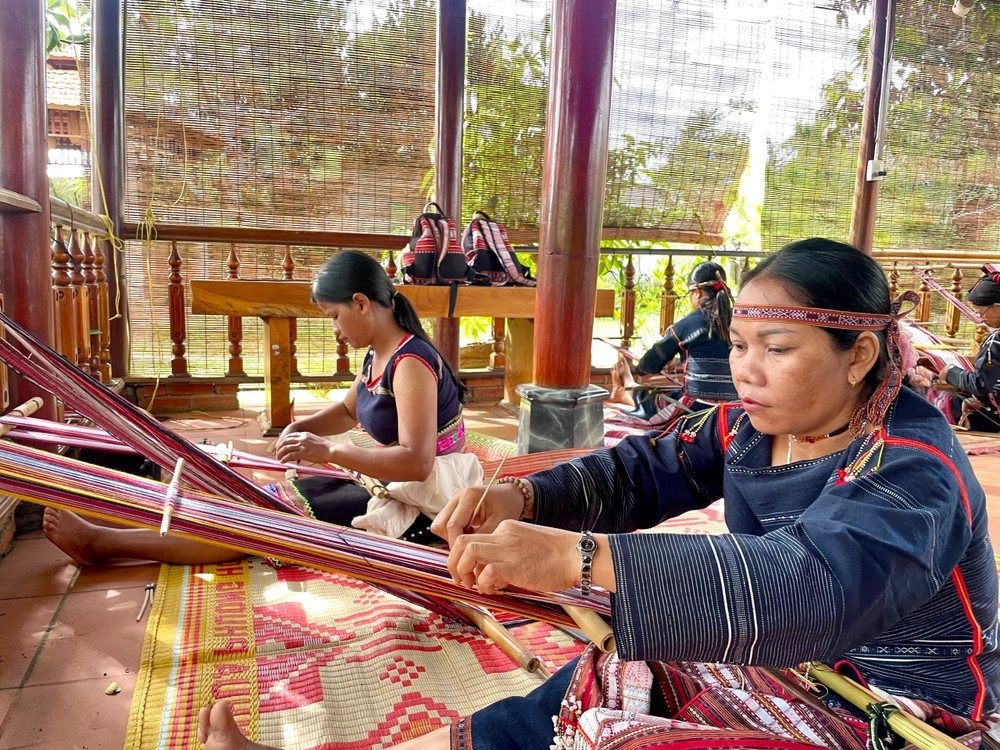 Các học viên được nâng cao kỹ thuật dệt thổ cẩm truyền thống của đồng bào Ba Na