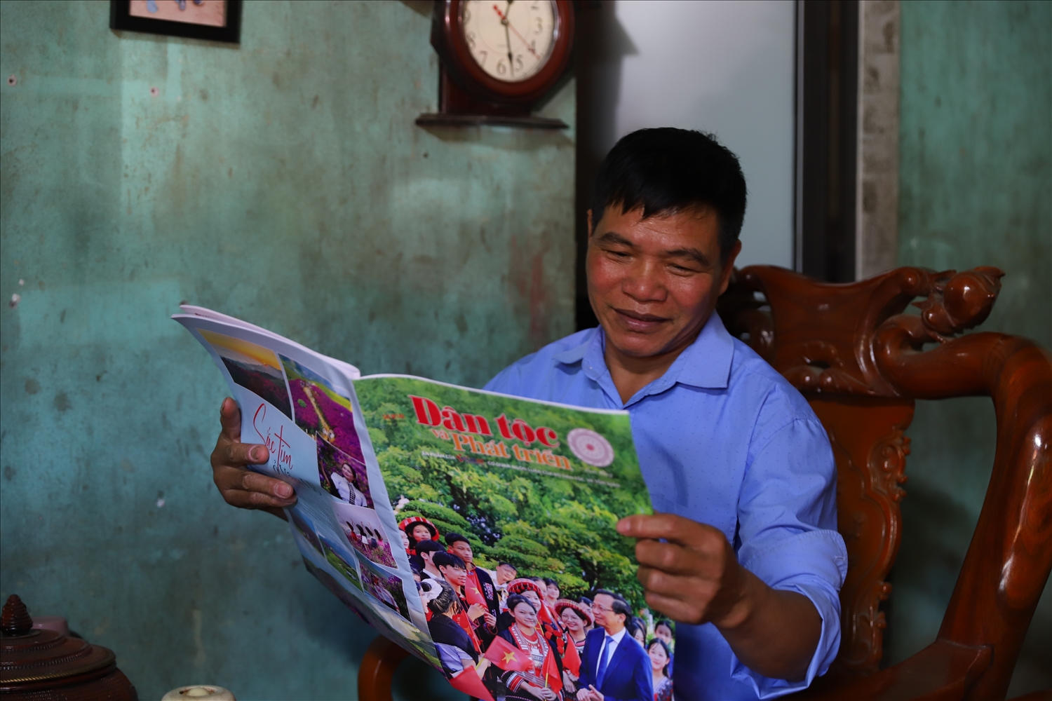 Người có uy tín được cấp phát báo Dân tộc và Phát triển