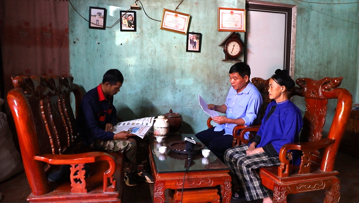 Người có uy Lăng Cảnh Kỳ, Trưởng thôn thôn Hợp Nhất tuyên truyền các chủ trương chính sách cho bà con Nhân dân