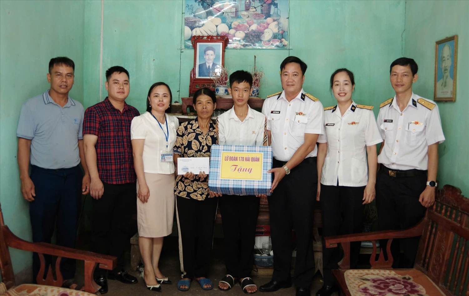 Lữ đoàn 170 nhận đỡ đầu cháu Phạm Thành Long (Đặc khu Vân Đồn) từ tháng 8/2023