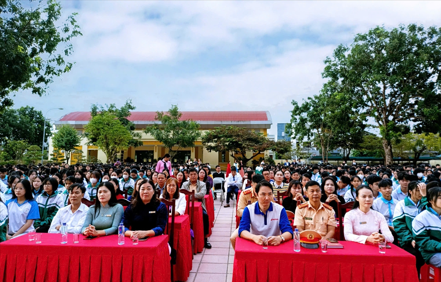 Thầy và trò trường THPT Quảng Hà nỗ lực vượt khó đạt nhiều kết quả cao 