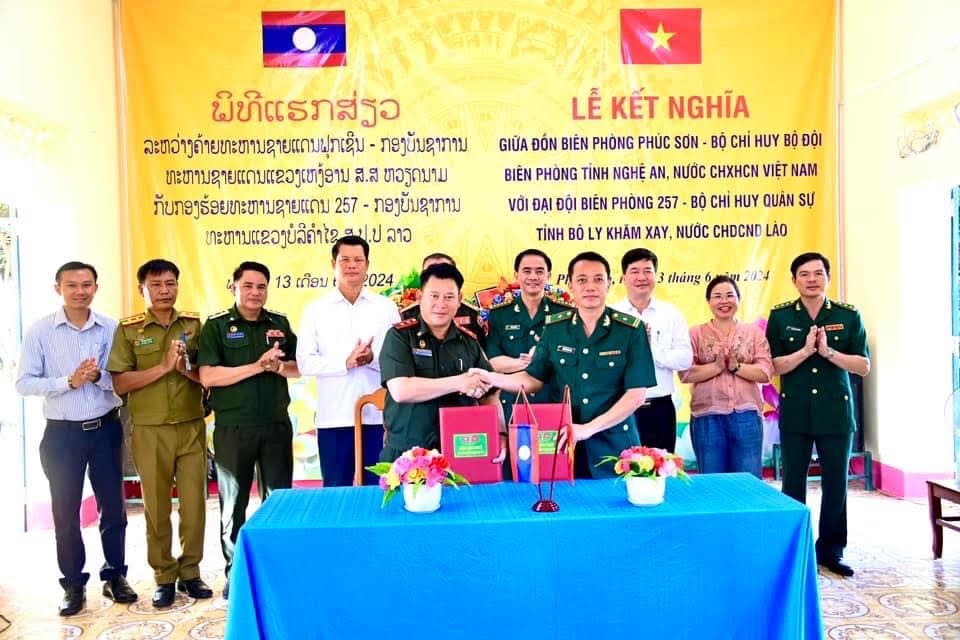 Lễ kết nghĩa giữa Đồn Biên Phòng Phúc Sơn (Nghệ An) với Đại đội Biên phòng 257 Bộ Chỉ huy quân sự tỉnh Bolikhamxay (Lào)