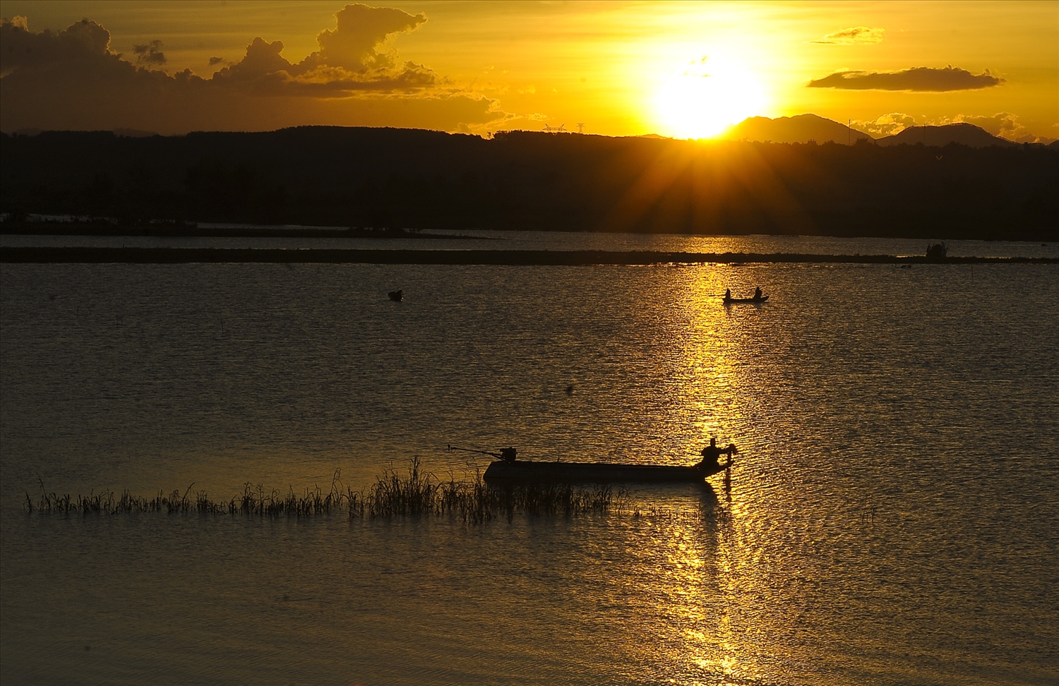 Đánh bắt cá trên vùng ngập nước thôn Kon Ngo K'Tu, xã Ngọc Bay, tỉnh Quảng Ngãi.