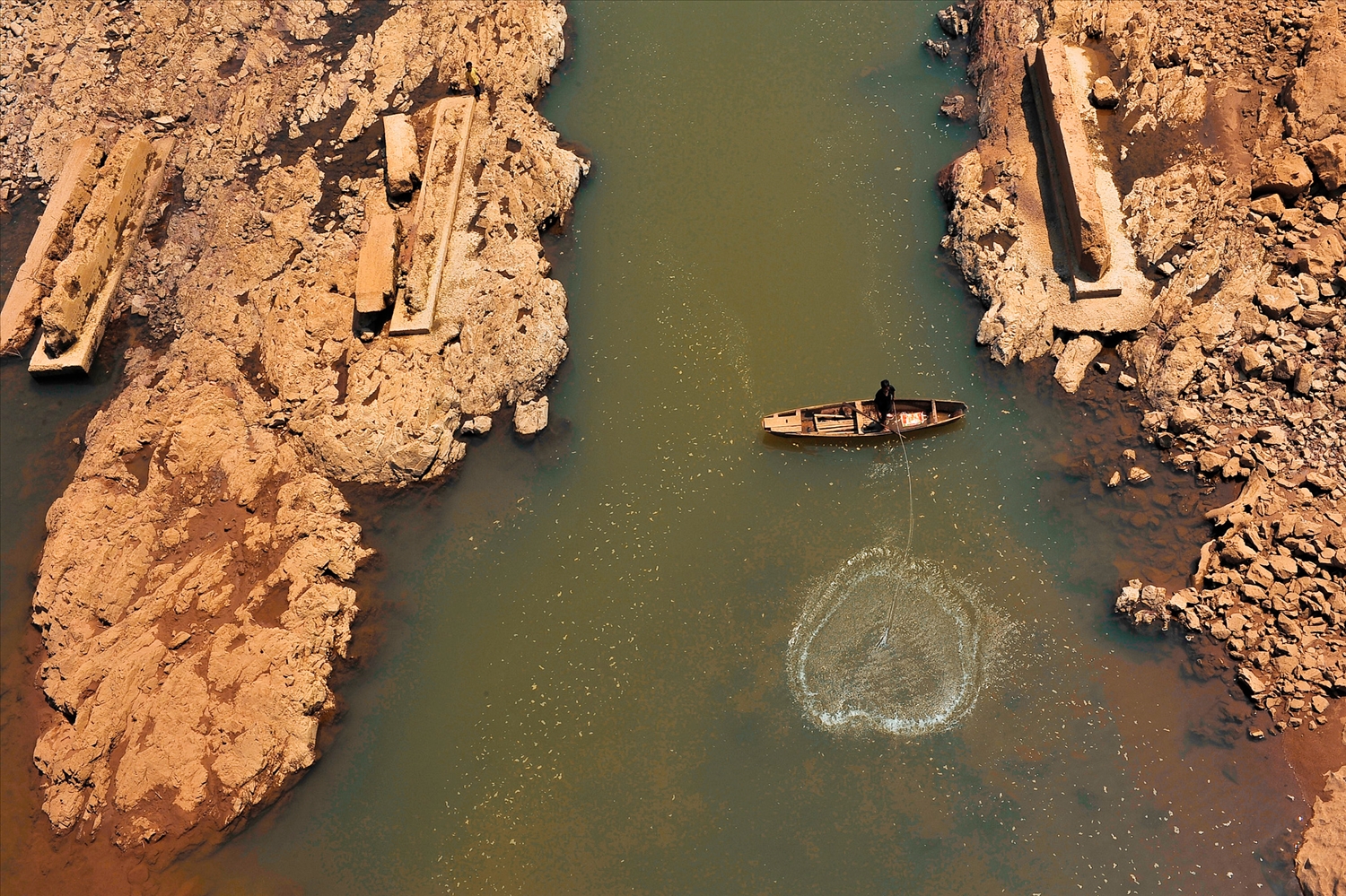 Đánh bắt bằng ngư cụ truyền thồng trên sô Pô Kô - xã Sa Thầy.