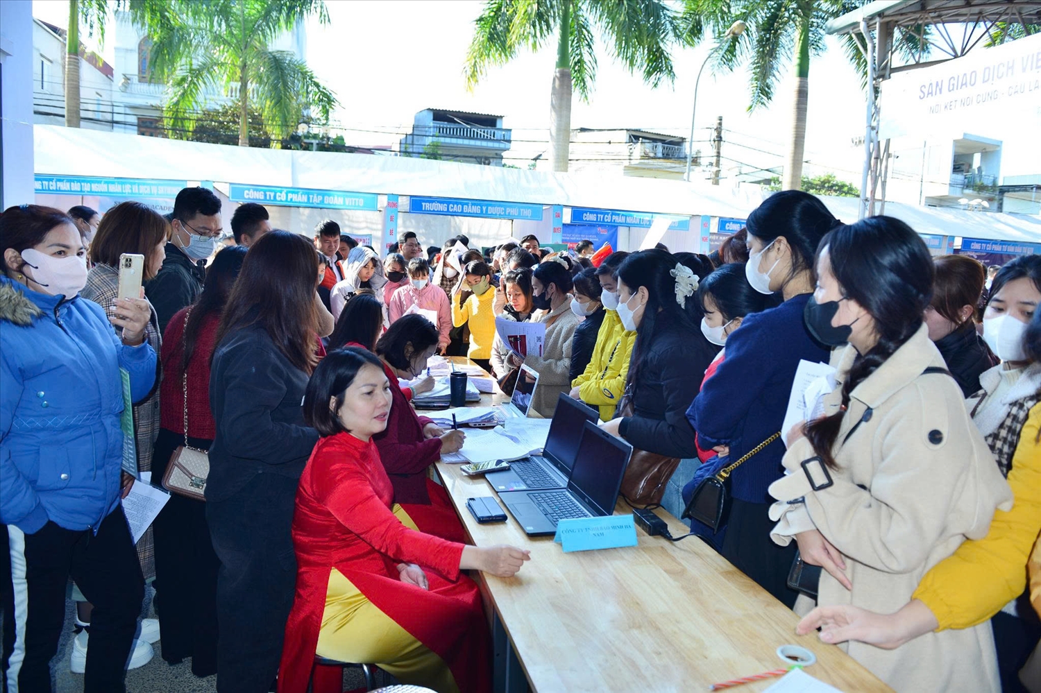 Phiên giao dịch việc làm kết nối trực tiếp và trực tuyến giữa doanh nghiệp với người lao động tại Tuyên Quang