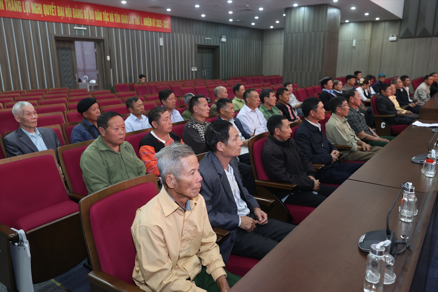 Các đại biểu Người có uy tín trong đồng bào DTTS tỉnh Sơn La thăm và làm việc tại Bộ Dân tộc và Tôn giáo - Ảnh: Lê Anh Dũng