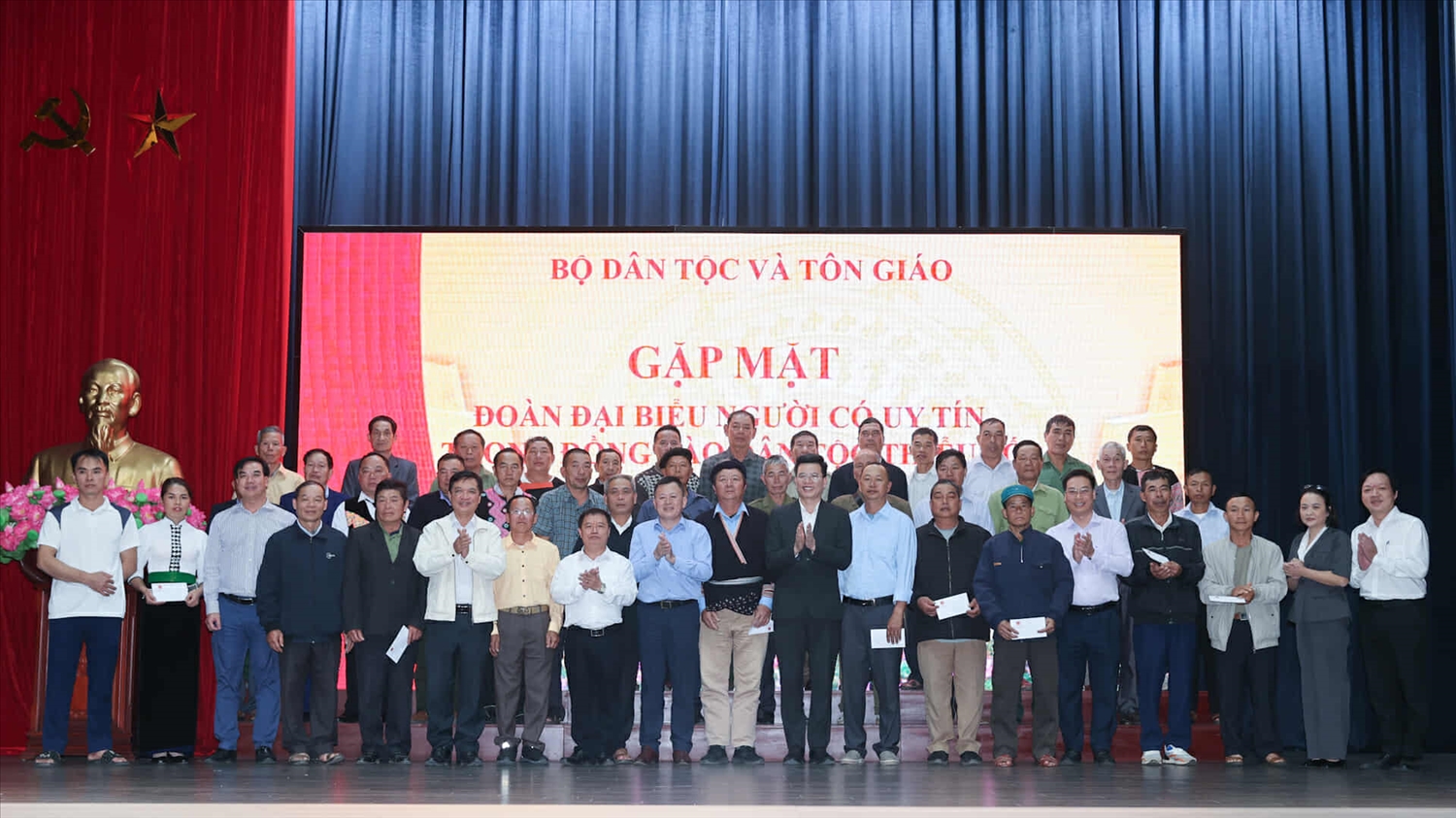 Các đại biểu Người có uy tín chụp ảnh lưu niệm tại buổi gặp mặt - ảnh: Lê Anh Dũng