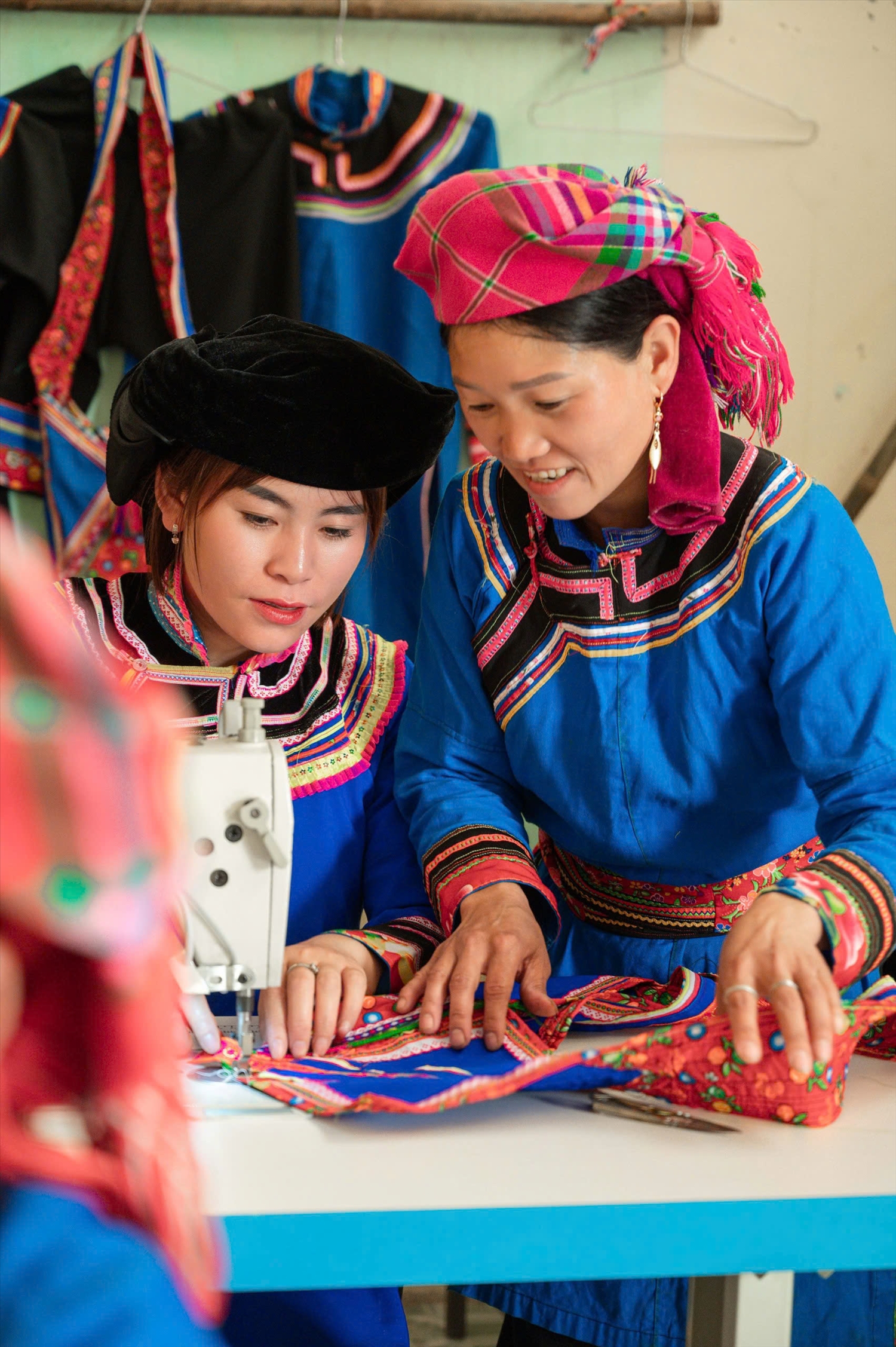 Nhóm cộng đồng bảo tồn nghề thêu thổ cẩm và may trang phục truyền thống dân tộc Cờ Lao thôn Tà Chải xã Tân Tiến, tỉnh Tuyên Quang