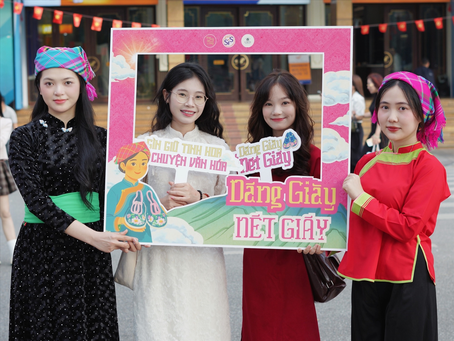 Giới trẻ checkin cùng hai cô gái trong trang phục dân tộc Giáy