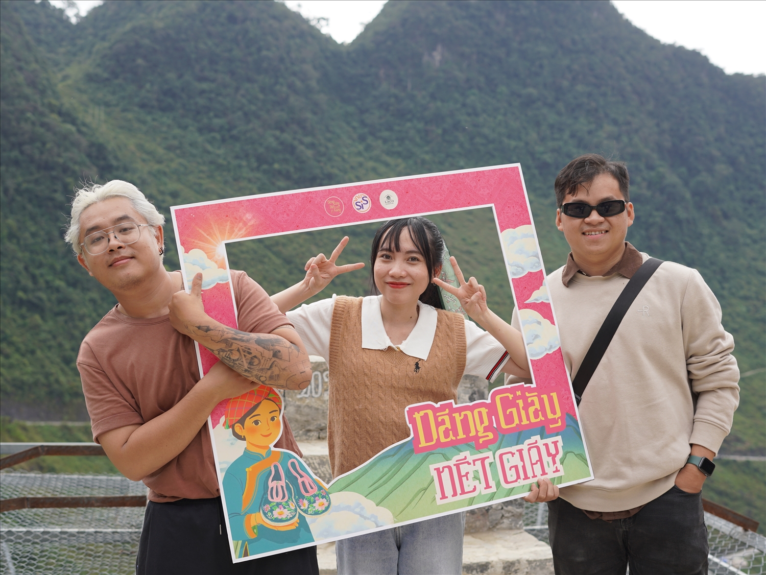 Giới trẻ tham gia checkin với “Dáng giày nét Giáy” tại Đồng Văn, tỉnh Tuyên Quang