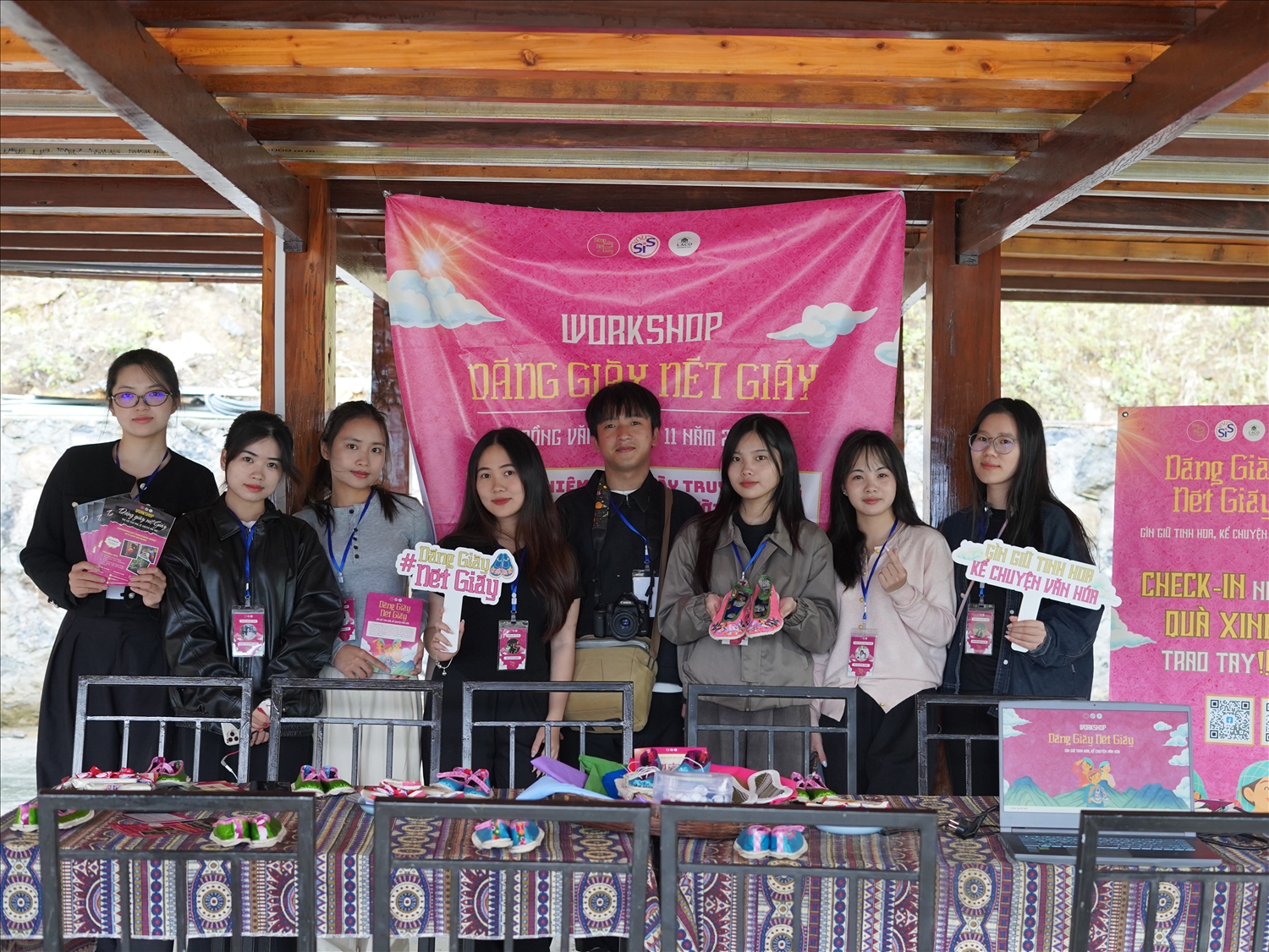 Nhóm sinh viên thực hiện dự án Dáng giày nét Giáy