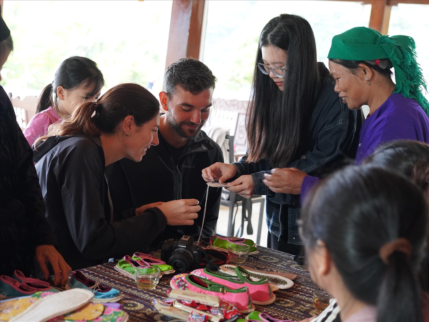 Một góc nhỏ tại workshop trải nghiệm làm giày thủ công tại Đồng Văn khiến du khách quốc tế thích thú