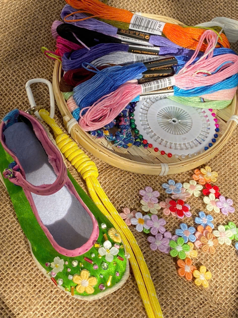 Đôi giày không chỉ là vật dụng đi lại, mà còn là biểu tượng đời sống tinh thần của cộng đồng người Giáy