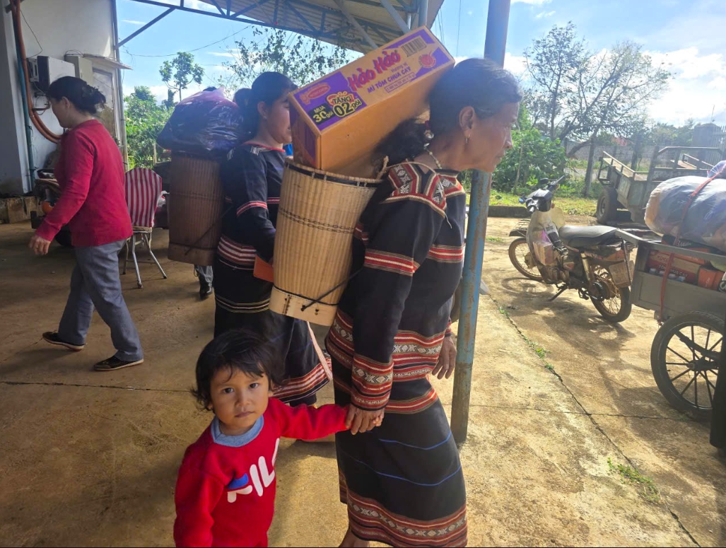 Những thùng mì tôm mua từ tiền làm thuê của những người phụ nữ Gia Rai gửi đến bà con vùng lũ. (Ảnh: H.Q)