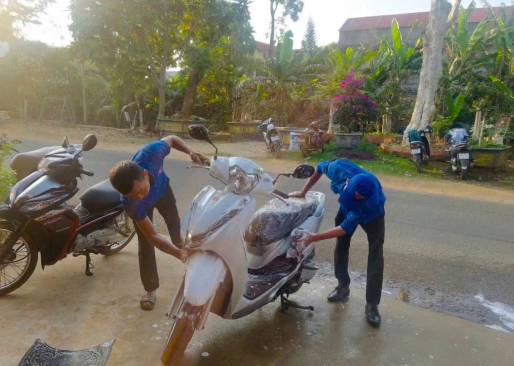 Điểm rửa xe gây quỹ ủng hộ bà con vùng lũ của Đoàn xã Ia Hrung. (Ảnh: H.Q)