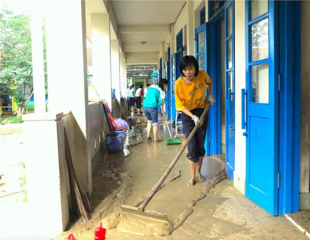 Nhiều trường học ở Khánh Hoà vẫn đang ngổn ngang bùn đất, các thầy cô giáo đang tập trung dọn dẹp để các em học sinh sớm quay lại trường. (Ảnh: CTV)