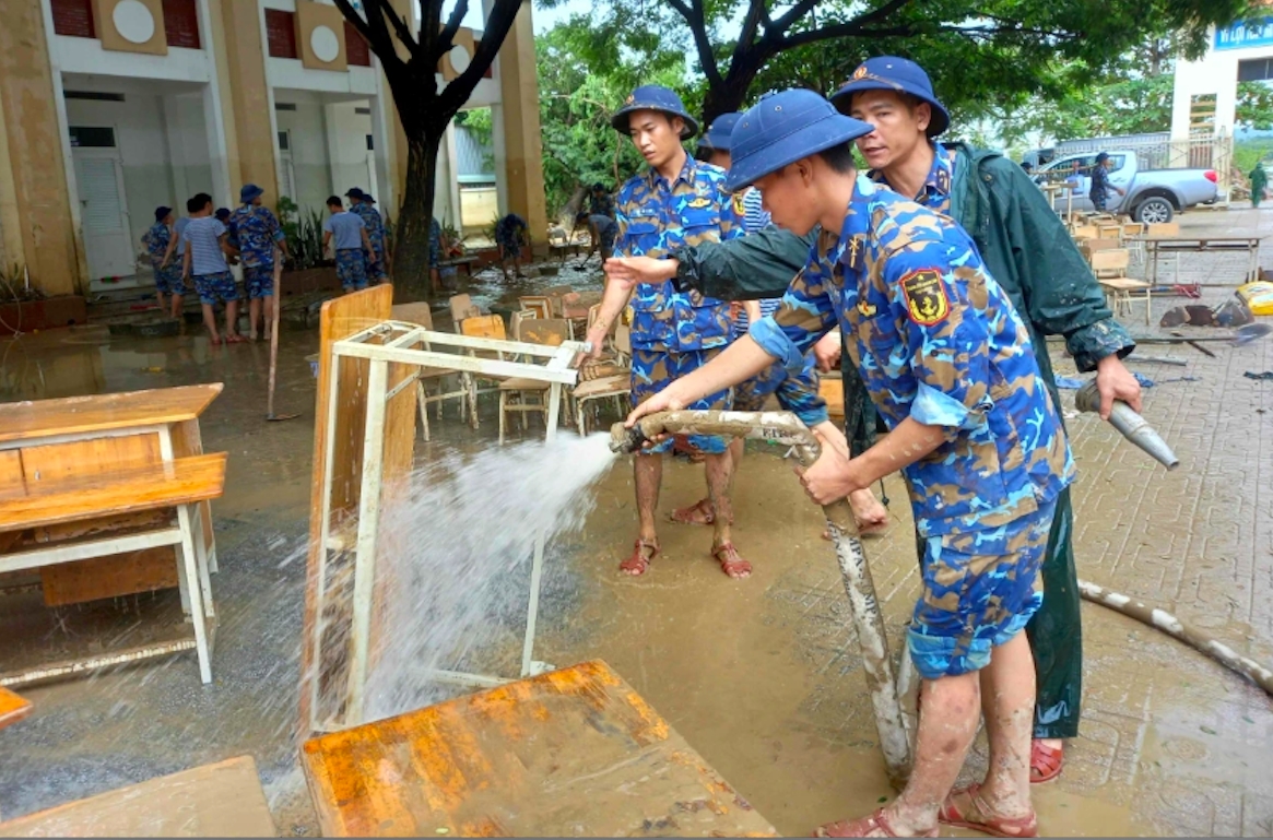 Lực lượng vũ trang đang giúp các trường học ở tỉnh Khánh Hoà dọn dẹp bùn đất. (Ảnh: T.N)