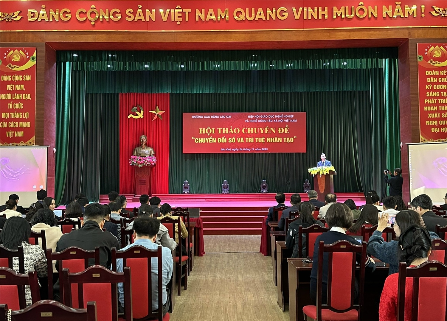 Hội thảo về chuyển đổi số và ứng dụng Trí tuệ nhân tạo do Trường Cao đẳng Lào Cai tổ chức (ảnh Trọng Bảo)