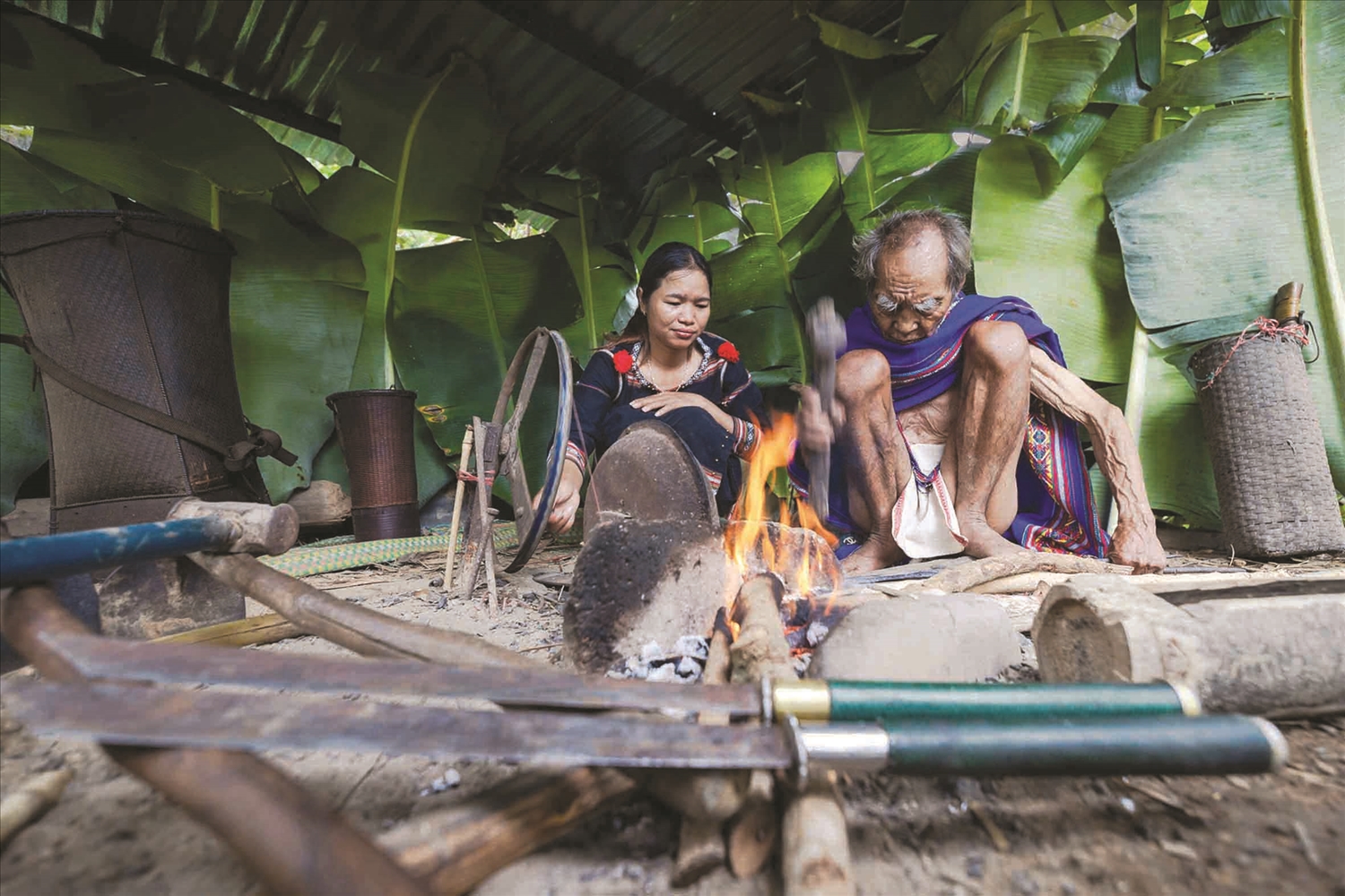 Tuổi cao, sức yếu nhưng nghệ nhân A Gíp vẫn thường xuyên giữ ""lửa" lò rèn