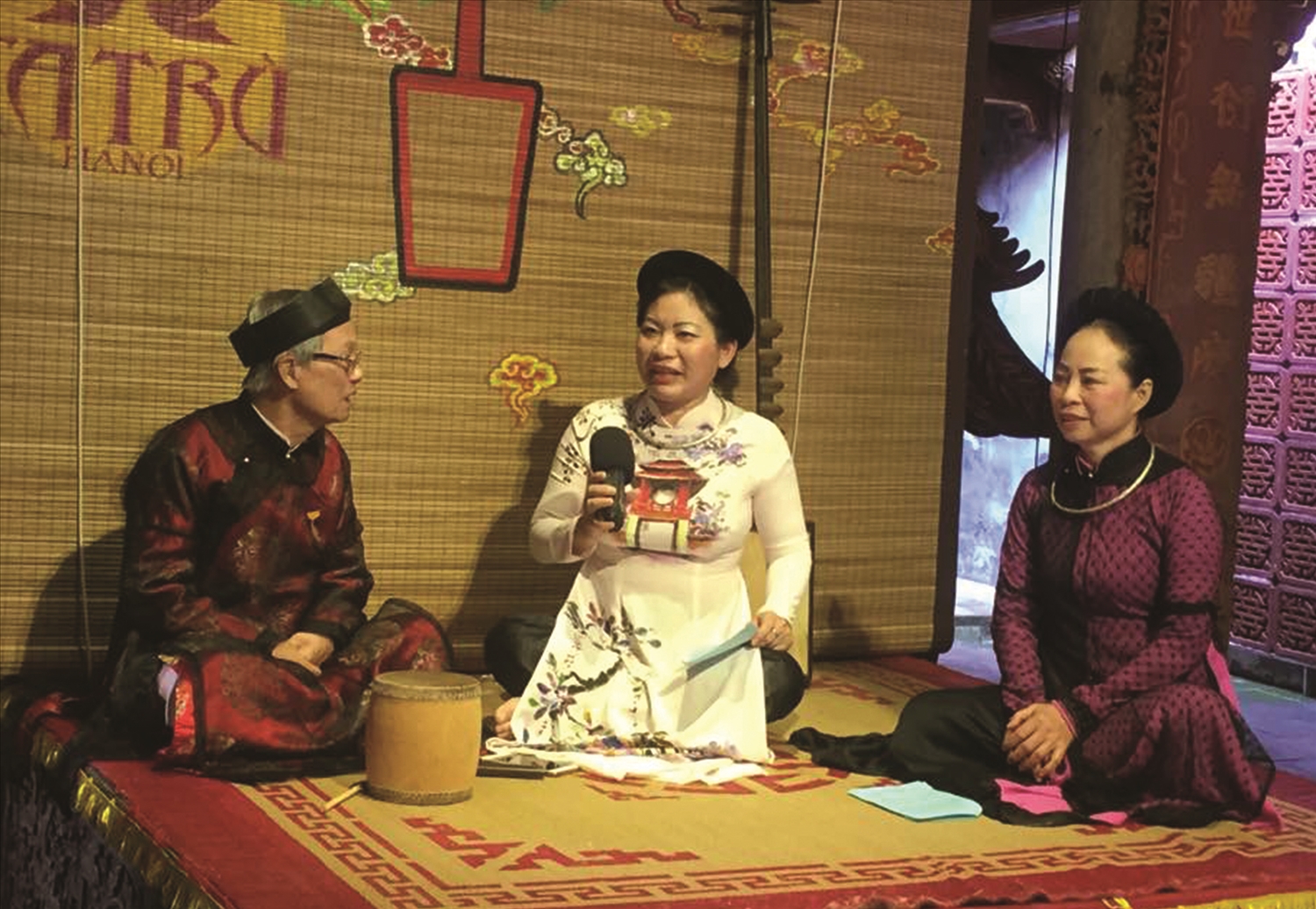 Nghệ sĩ Ưu tú Bạch Vân (người bên phải) trong một buổi biểu diễn