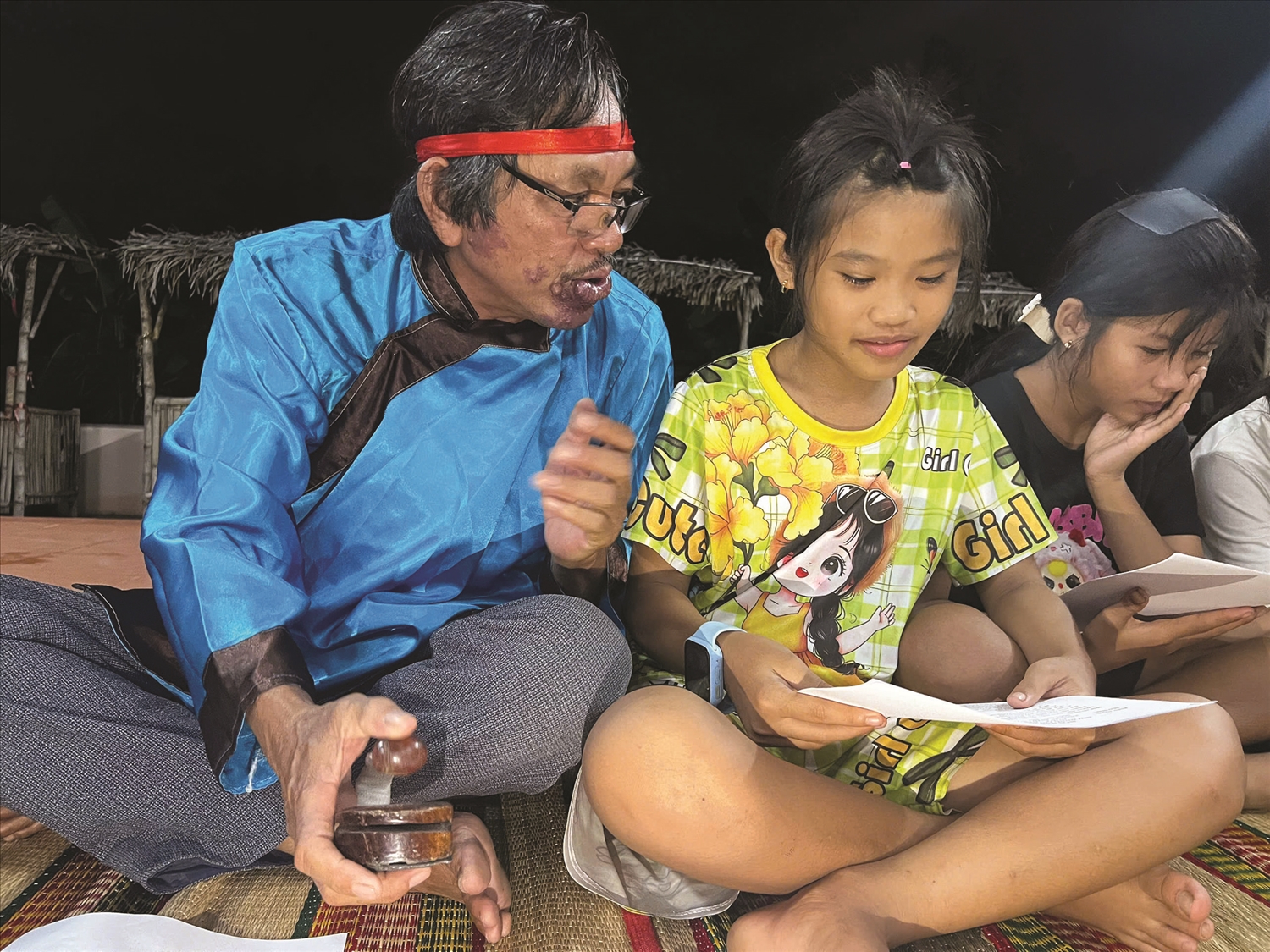 NNƯT Nguyễn Văn Thu dạy học trò nhỏ hát bài chòi