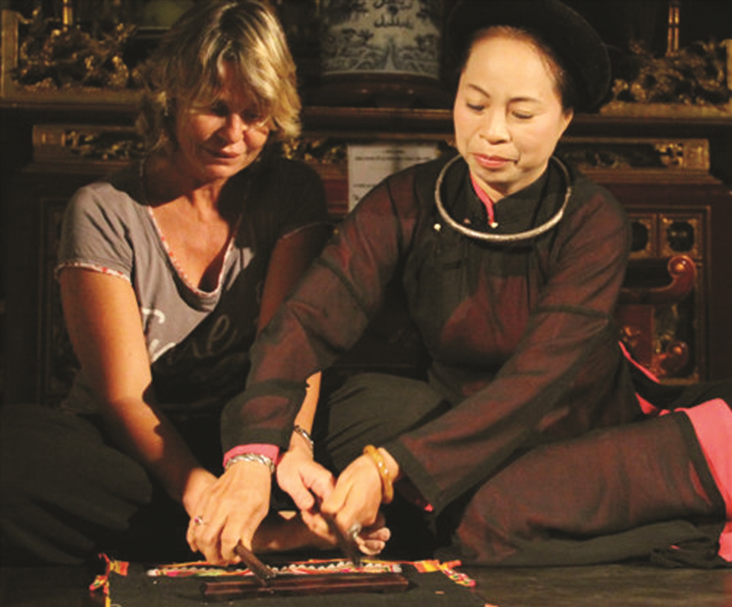 Nghệ sĩ Ưu tú Bạch Vân hướng dẫn khán giả nước ngoài cách đánh phách