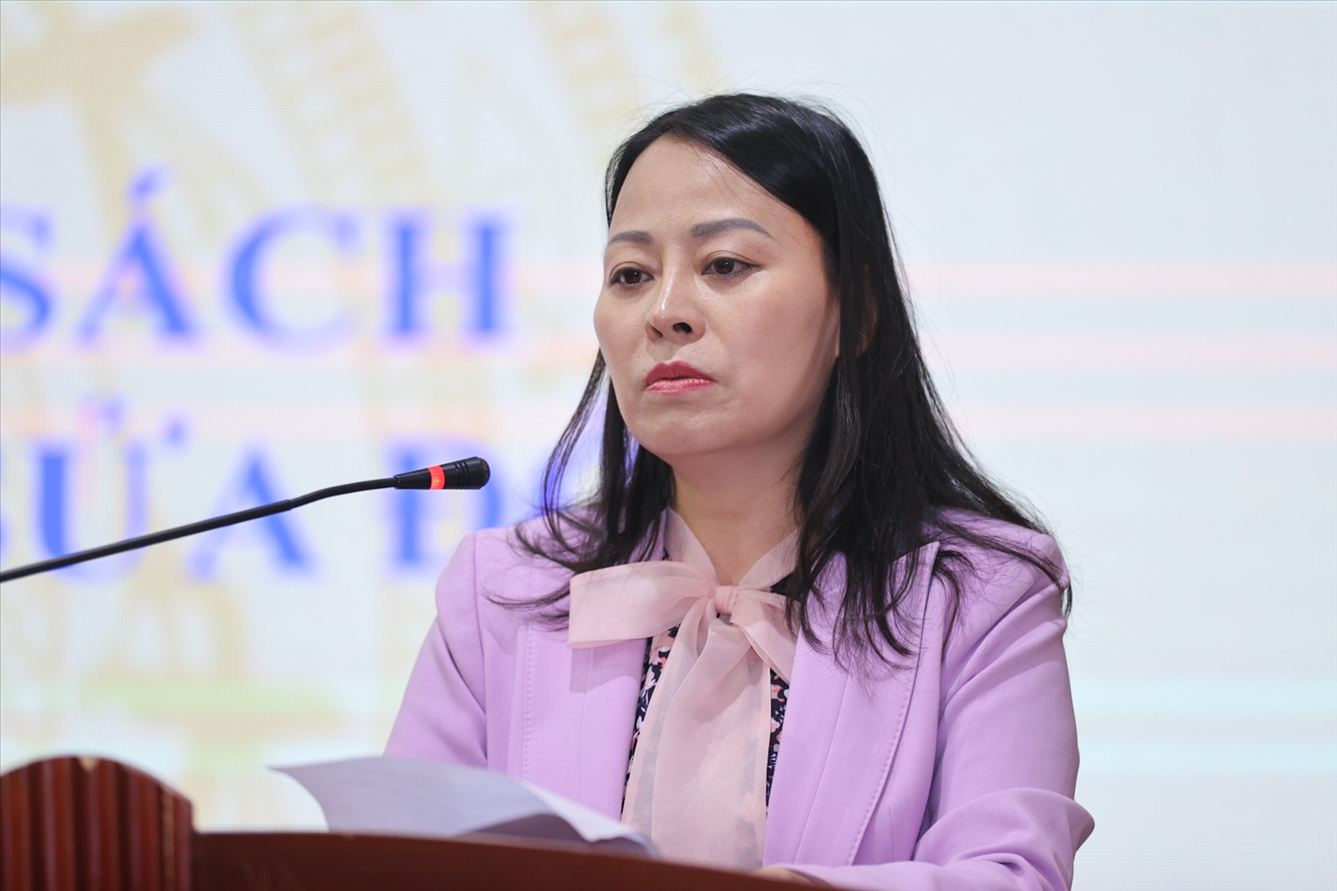 Bà Phạm Thị Hoàng Oanh, Phó Giám đốc Khu di tích lịch sử quốc gia đặc biệt Đền Hùng (Phú Thọ) đề xuất ban soạn thảo nghiên cứu, xây dựng quy định riêng đối với các di tích quốc gia đặc biệt, những di sản văn hóa đã được UNESCO vinh danh. (Ảnh: Lê Anh Dũng)