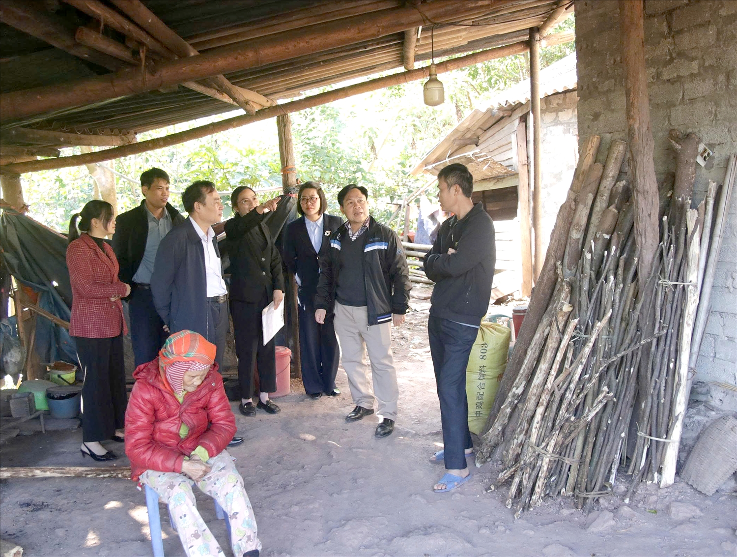 Đoàn công tác của Sở Nông nghiệp và Môi trường tỉnh Lạng Sơn kiểm tra chương trình giảm nghèo tại xã Châu Sơn.