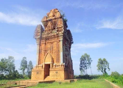 tọa lạc trên một đỉnh gò cao ở trung tâm thành Đồ Bàn xưa, nay thuộc thôn Nam An, phường An Nhơn, tỉnh Gia Lai