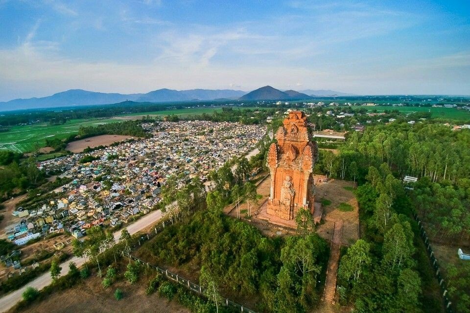 Tháp Cánh Tiên nhìn từ trên cao. Ảnh TL