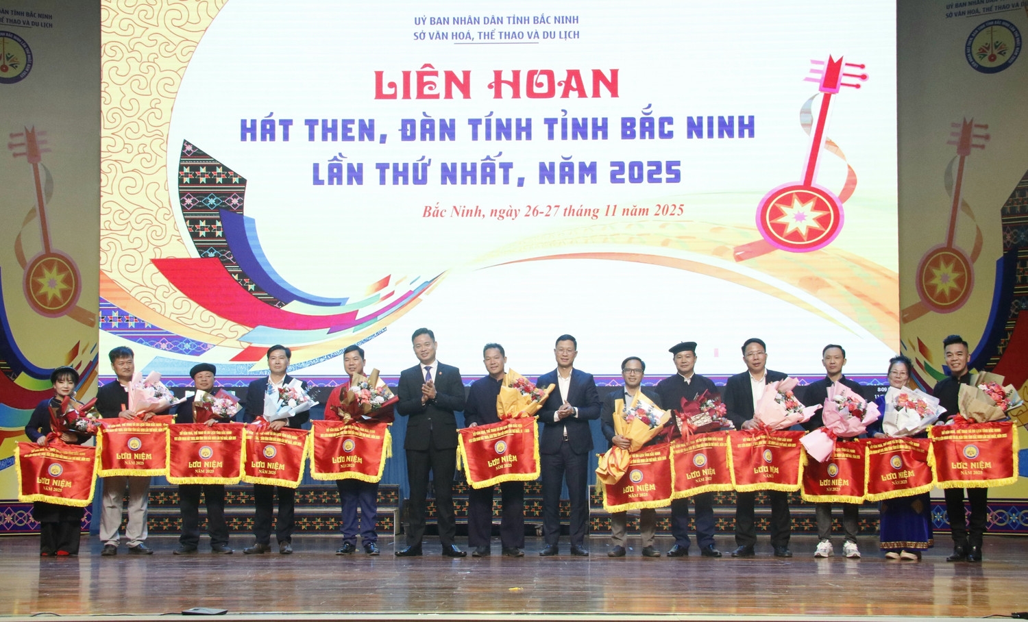 Ban Tổ chức trao cờ lưu niệm cho các đoàn