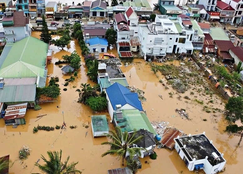 Sau lũ, hàng nghìn ngôi nhà bị hư hỏng nặng, hàng trăm hộ dân bị mất nhà cửa do sập, đổ, trôi, cần nhiều nguồn lực để sửa chữa, xây dựng lại (Ảnh TL)