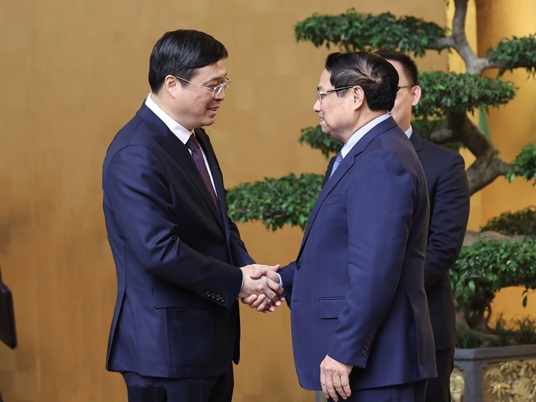 Thủ tướng Phạm Minh Chính tiếp đồng chí Vi Thao, Ủy viên Ban Chấp hành Trung ương Đảng Cộng sản Trung Quốc, Phó Bí thư Khu ủy, Chủ tịch Khu tự trị dân tộc Choang - Ảnh: VGP/Nhật Bắc