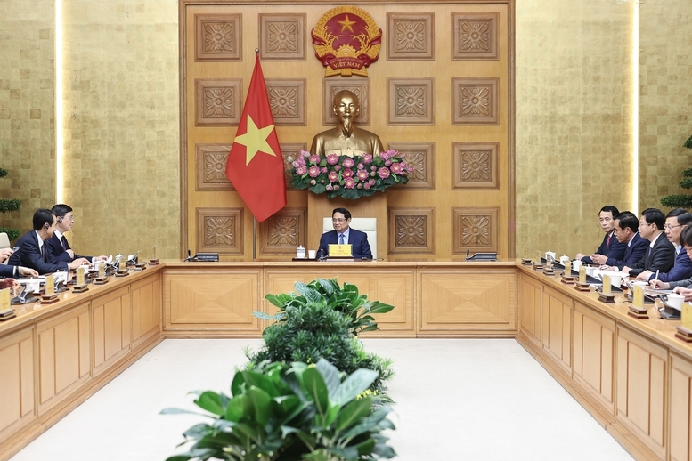 Thủ tướng mong muốn hai bên đẩy nhanh kết nối hạ tầng giao thông giữa Việt Nam và Quảng Tây, trọng tâm là 2 tuyến đường sắt khổ tiêu chuẩn Lạng Sơn - Hà Nội và Móng Cái - Hạ Long - Hải Phòng - Ảnh: VGP/Nhật Bắc