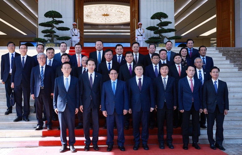 Thủ tướng Phạm Minh Chính, Chủ tịch Quảng Tây Vi Thao và các đại biểu dự buổi tiếp - Ảnh: VGP/Nhật Bắc