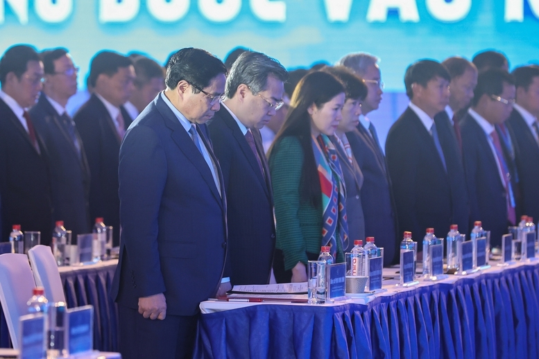 Thủ tướng và toàn thể Đại hội dành phút mặc niệm đồng bào tử vong do thiên tai - Ảnh: VGP/Nhật Bắc