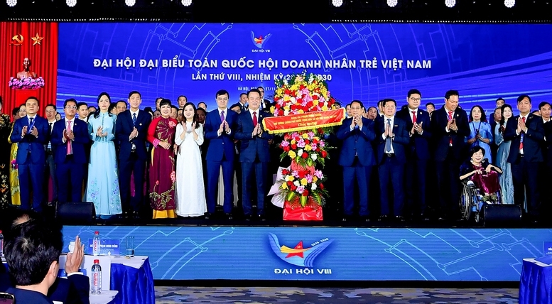 Thủ tướng: Các doanh nghiệp, doanh nhân trẻ thực hiện 6 tiên phong, thi đua '6 nhất'- Ảnh 6. Thủ tướng tặng hoa Ủy ban Hội Doanh nhân trẻ Việt Nam khóa VIII - Ảnh: VGP/Nhật Bắc