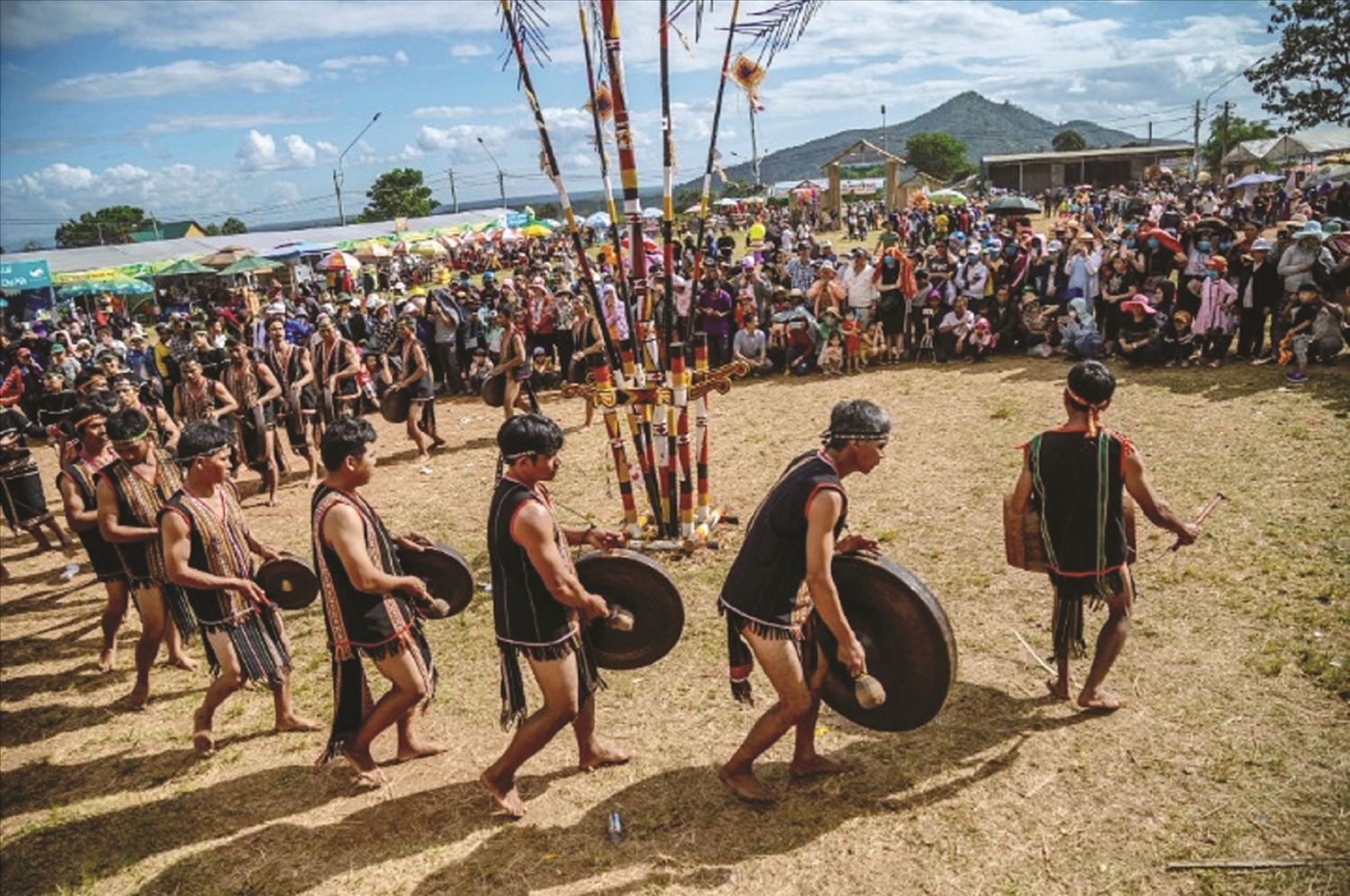 Những nam thanh nữ tú cùng dân làng nổi trống, đánh chiêng vào hội mừng lúa mới