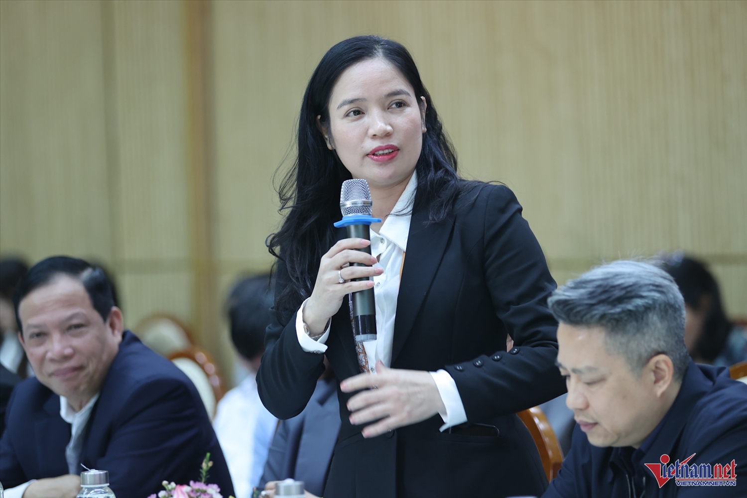 Phó Giám đốc Sở Nội vụ tỉnh Hưng Yên Đinh Thị Hoàn phát biểu 