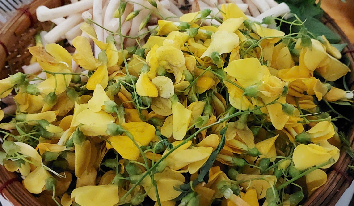 Hoa điên điển là đặc sản có mặt trong nhiều món ăn chỉ có trong mùa nước nổi của người dân Tây Nam Bộ