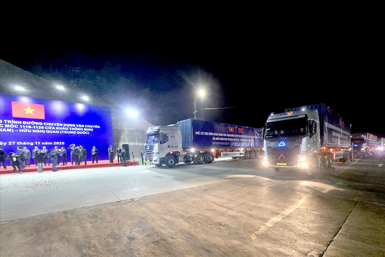 Các phương tiện khai thông tuyến đường chuyên dụng vận chuyển hàng hóa khu vực mốc 1119-1120 - Cửa khẩu quốc tế Hữu Nghị 