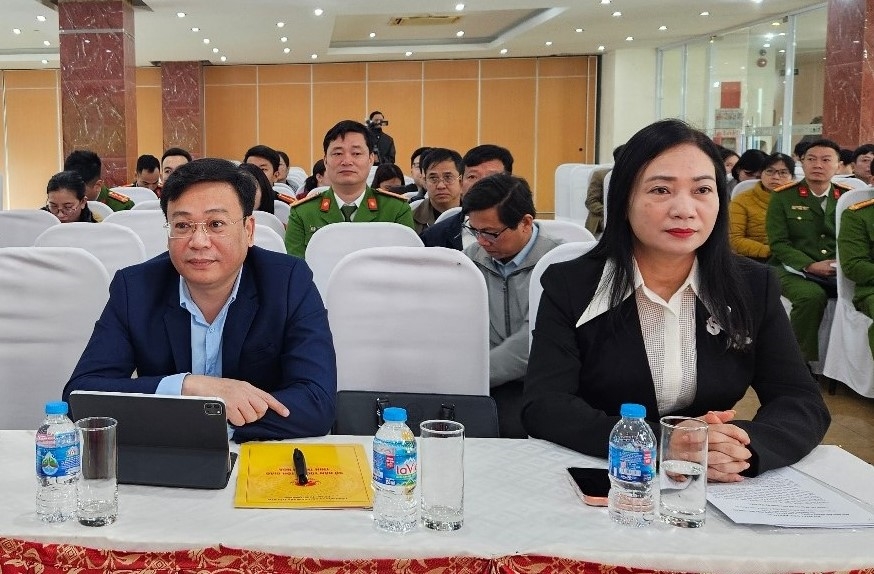 Đại diện lãnh đạo Sở Dân tộc và Tôn giáo cùng các đại biều tham dự hội nghị