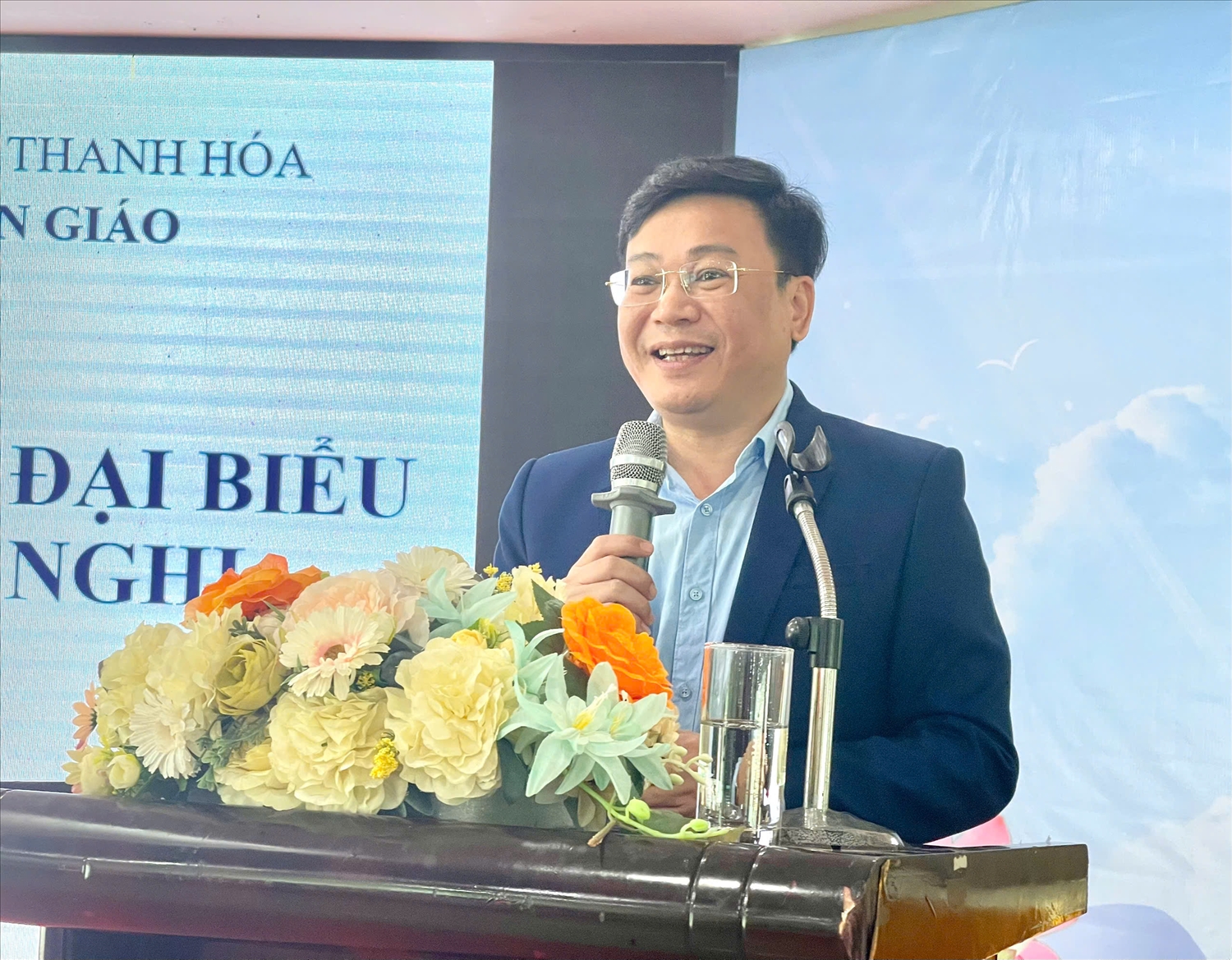 Trưởng phòng Tôn giáo, tín ngưỡng (Sở Dân tộc và Tôn giáo) Hồ Việt Anh trình bày các chuyên đề tại Hội nghị