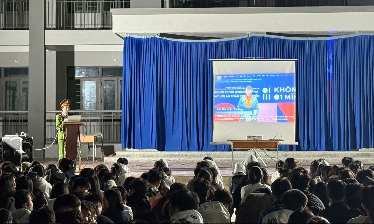 Công an xã Bum Tở phối hợp với Trường PTDTNT-THPT Mường Tè tổ chức buổi tuyên truyền, phổ biến và triển khai thực hiện Chiến dịch “KHÔNG MỘT MÌNH” – “CÙNG NHAU AN TOÀN TRỰC TUYẾN” cho cán bộ, giáo viên và học sinh nhà trường.