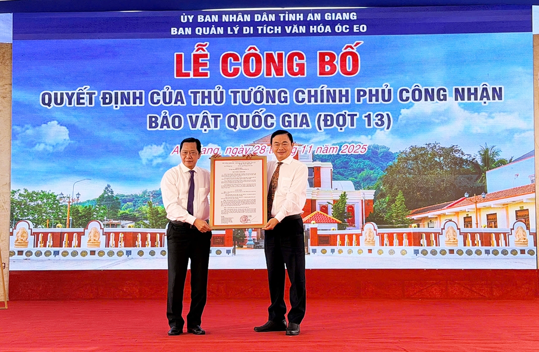 Ông Nguyễn Khánh Hiệp - Giám đốc sở Văn hóa và Thể thao tỉnh An Giang thừa ủy quyền, trao Quyết định của Thủ tướng Chính phủ công nhận thêm 2 Bảo vật Quốc gia cho Ban Quản lý Di tích Văn hóa Óc Eo