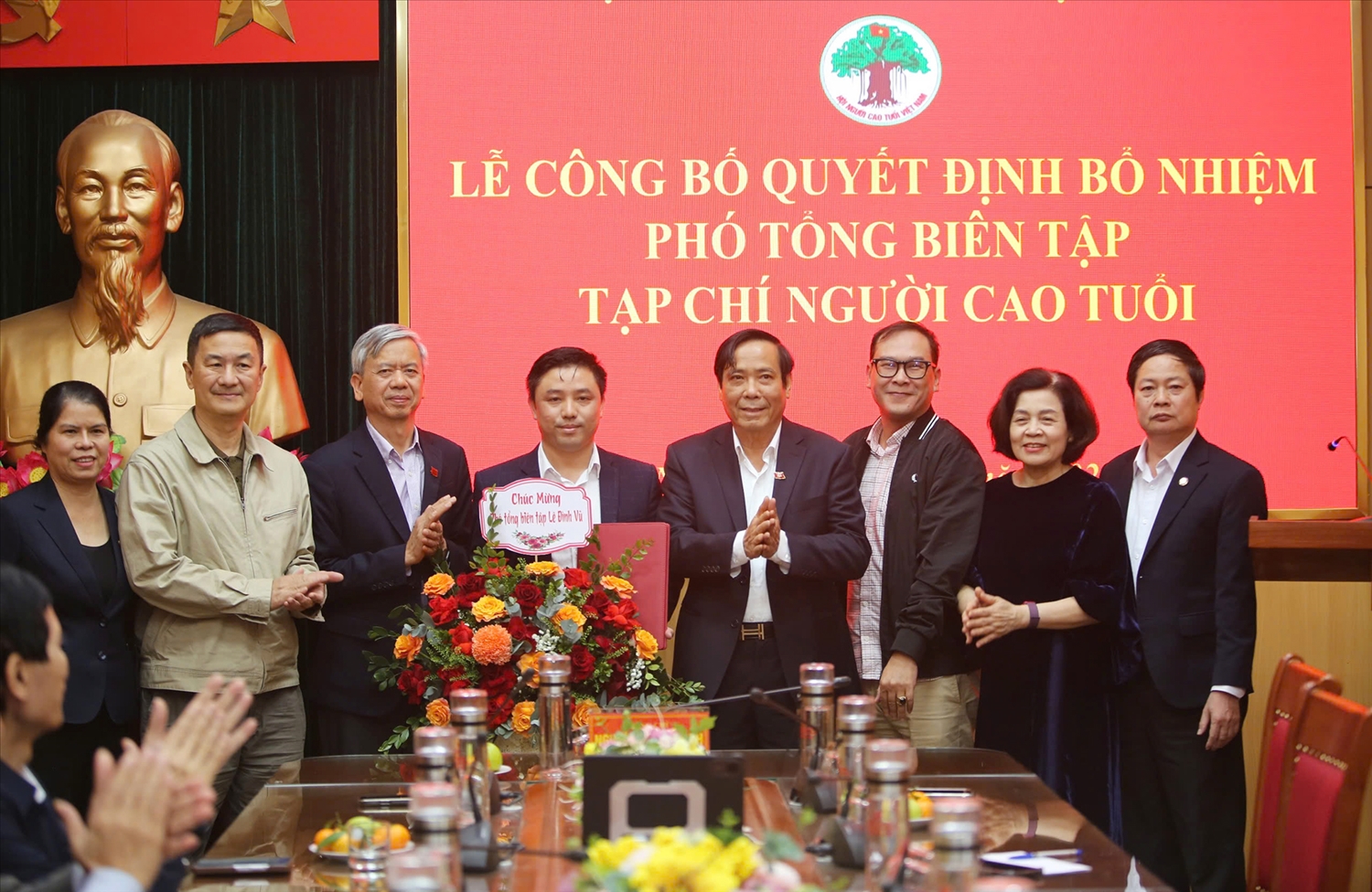 Lãnh đạo Hội Người cao tuổi và lãnh đạo Tạp chí Người cao tuổi chụp ảnh kỷ niệm cùng Tân Phó Tổng biên tập Lê Đình Vũ tại buổi lễ