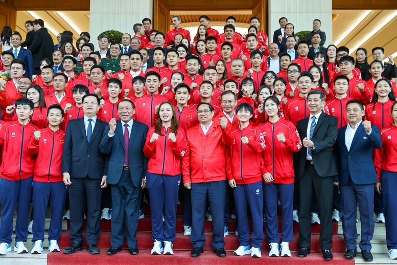 Thủ tướng và Phó Thủ tướng Mai Văn Chính chụp ảnh cùng lãnh đạo Đoàn Thể thao Việt Nam và các vận động viên, huấn luyện viên tham gia SEA Games - Ảnh: VGP/Nhật Bắc