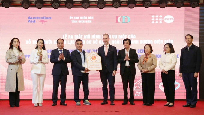 Lễ bàn giao Ngôi nhà Ánh Dương cho Quỹ Phát triển cộng đồng tỉnh Điện Biên. Ảnh: Trung Kiên/TTXVN